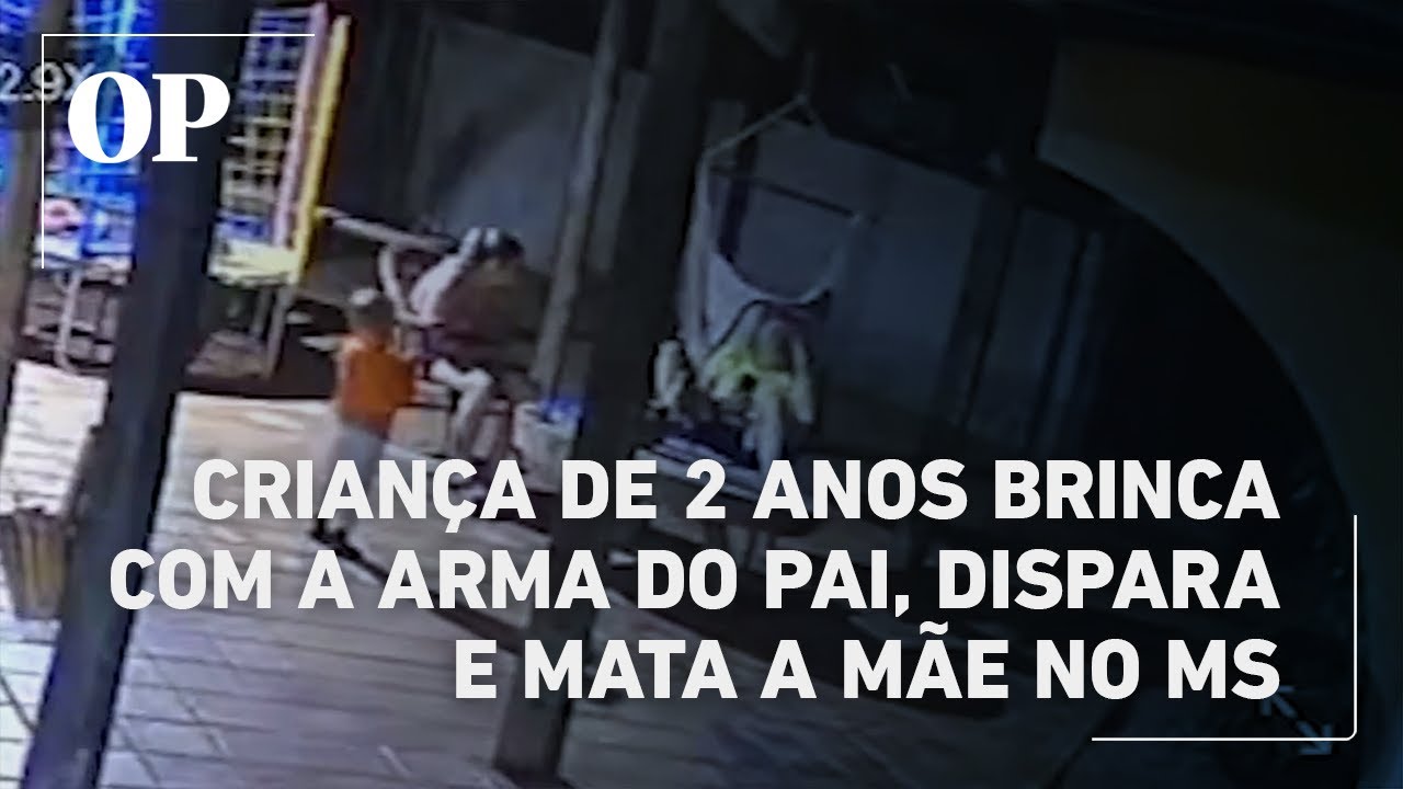 Criança de 2 anos brinca com a arma do pai e mata a mãe com tiro acidental