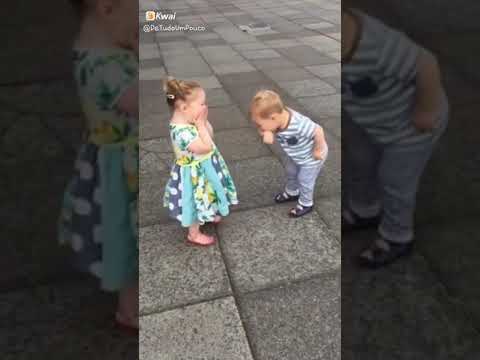 Crianças  beijando