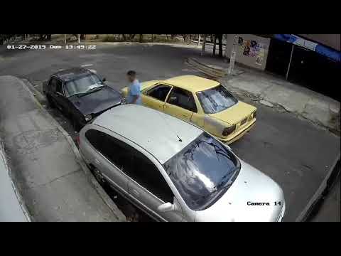 CRONIO.SV / CAPTAN A SUJETOS ABRIENDO CARROS PARQUEADOS EN LA CALLE