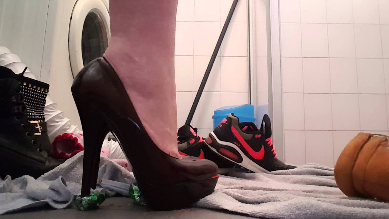 Crushing candy mouse With high heels