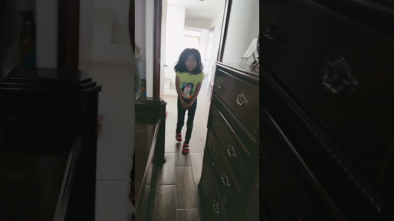 Cuando la metiche se está cagando jaja jiji 😅😅😅😅😅😅😅💩💩💩💩💩💩