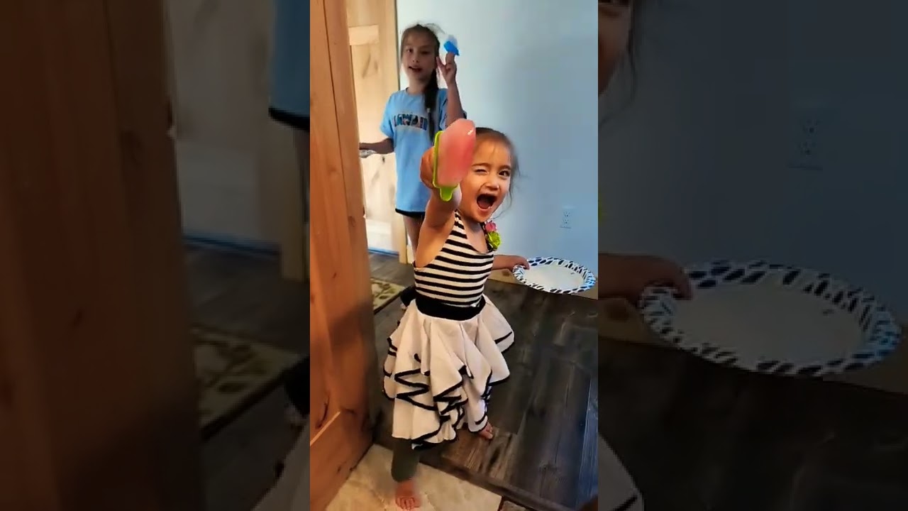 CUTE GIRLS EATING HOME MADE POPSICLES #shorts #posicles #homemade