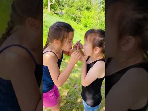 CUTE TWIN GIRLS EATING POPSICLE #twingirls #shorts #SummerinAlaska #popsicle