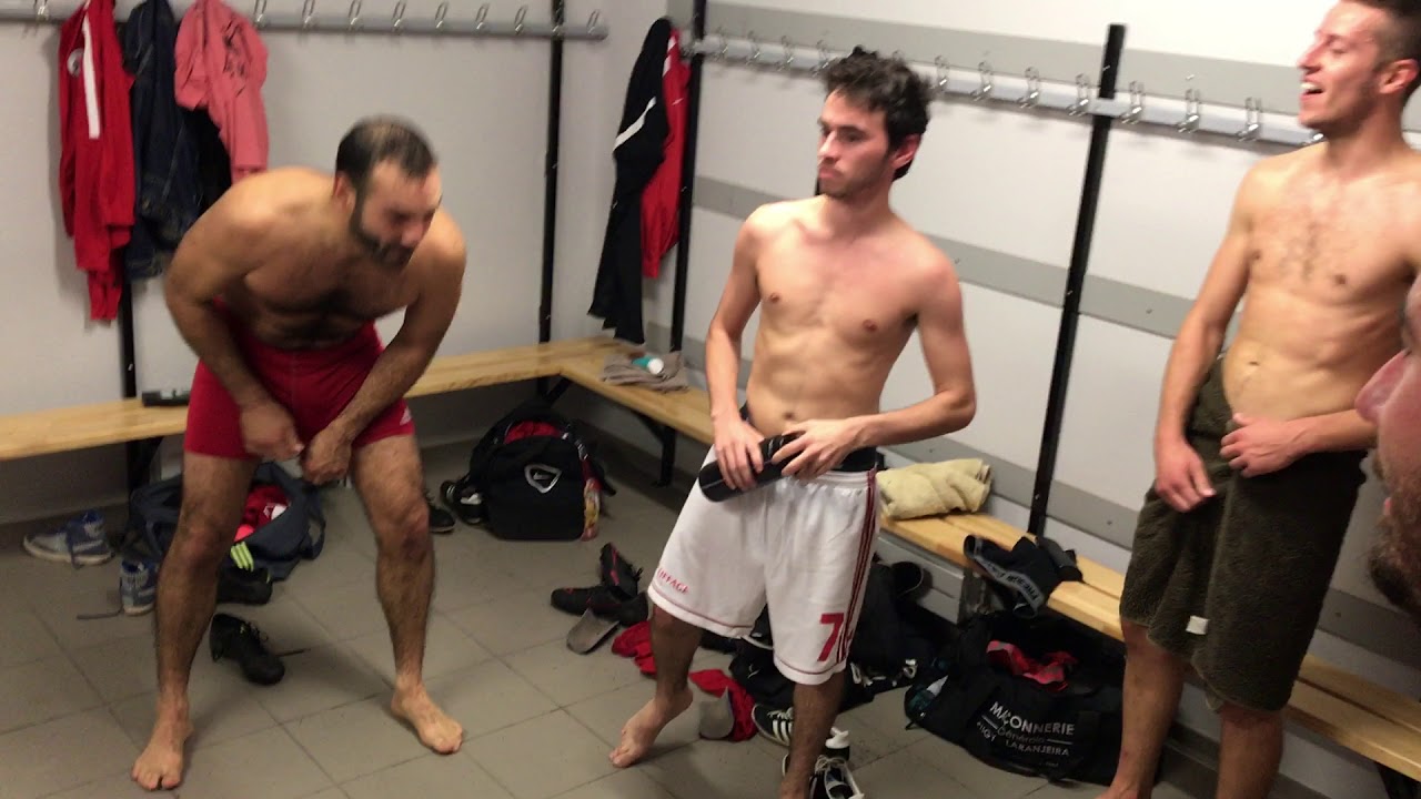 D2 - La joie du vestiaire de BEAUJOLAIS Foot après la victoire contre l'AS SAINT-MARTIN en HAUT