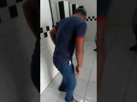 dançando no banheiro da escola kk