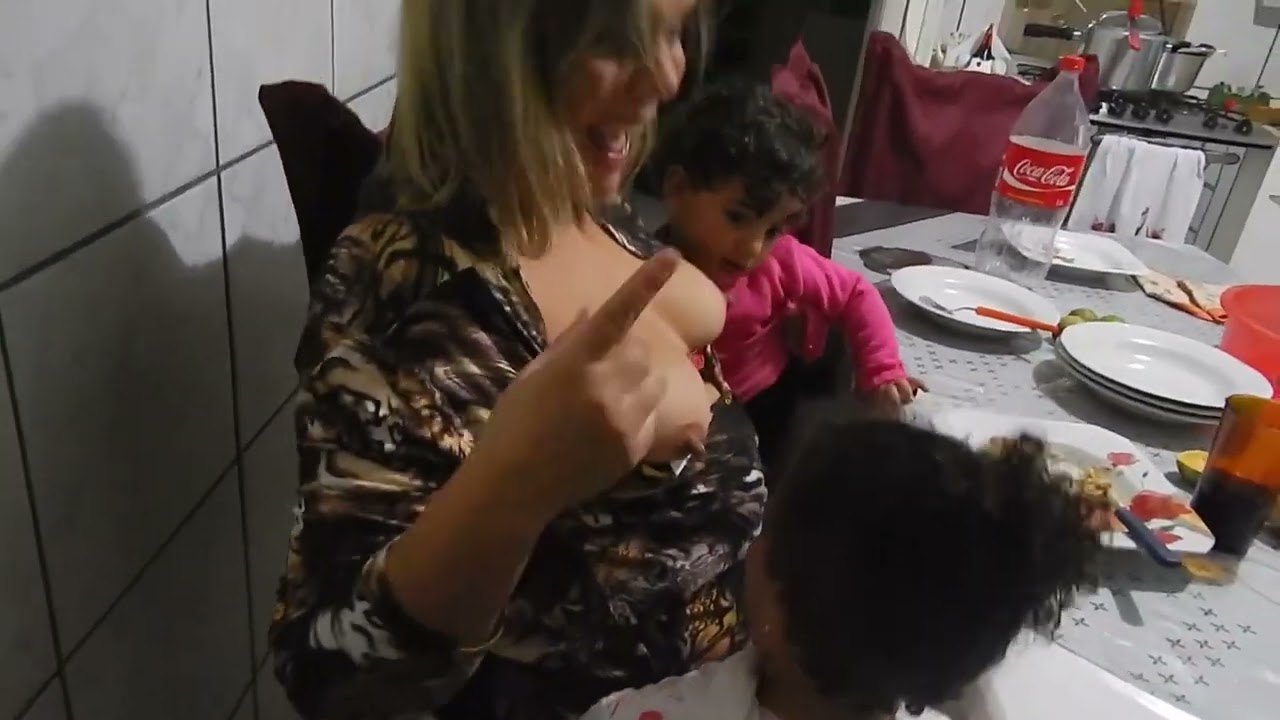 Danda mama para a filha e a sobrinha