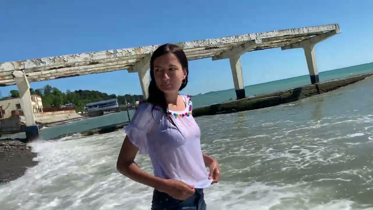 Dasha blue jeans and a white blouse 😊