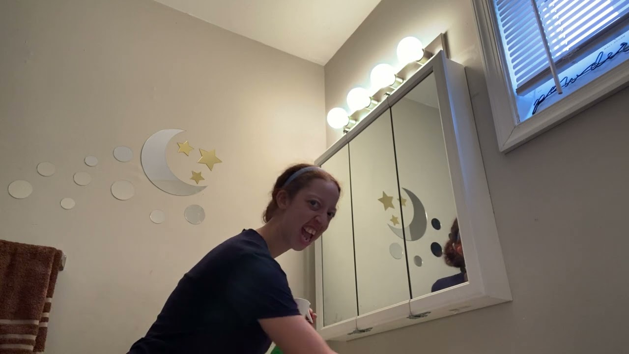 Day in the life of voo cleaning 🧼 the bathroom 🚽 🛀 🧽
