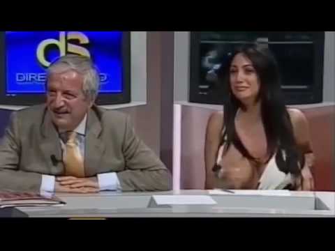 Decote escapa e apresentadora acaba mostrando demais em programa