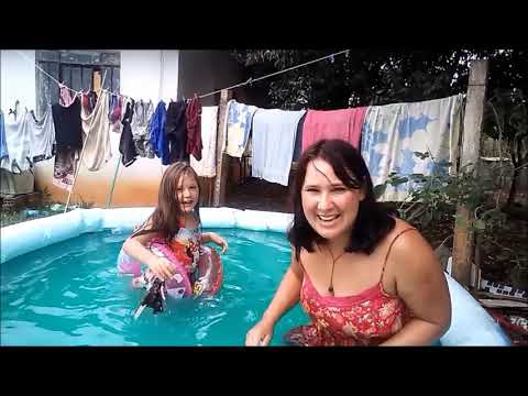 DESAFIO MÃE VS FILHA FAZENDO MÍMICA NA PISCINA COM CORANTE VERDE