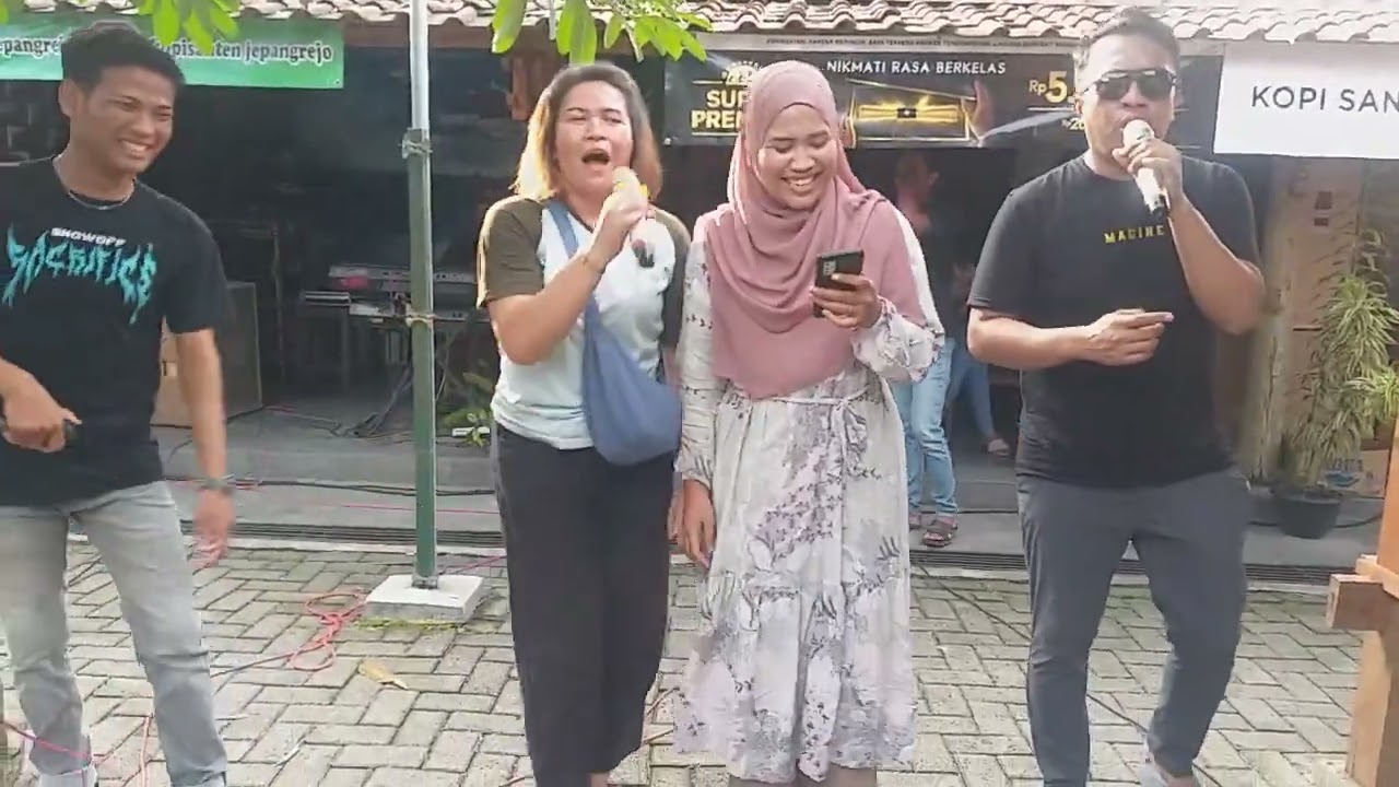 desahan ibu ibu pengunjung @kopisanten01