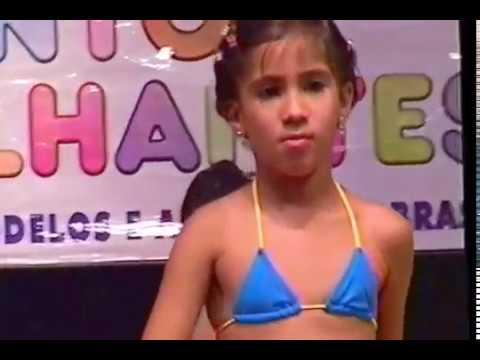 Desfile moda praia show de bola