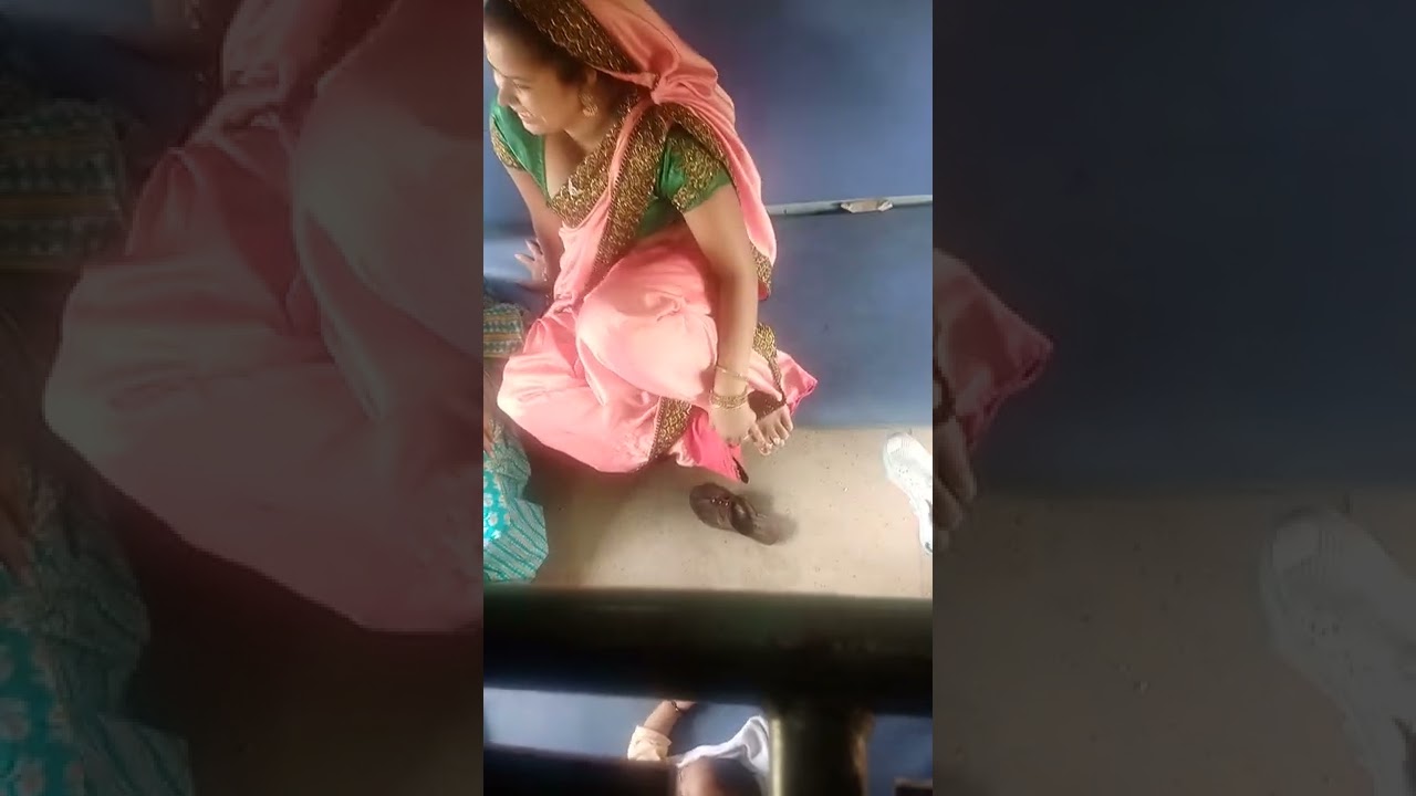 Desi aunty in train 😘