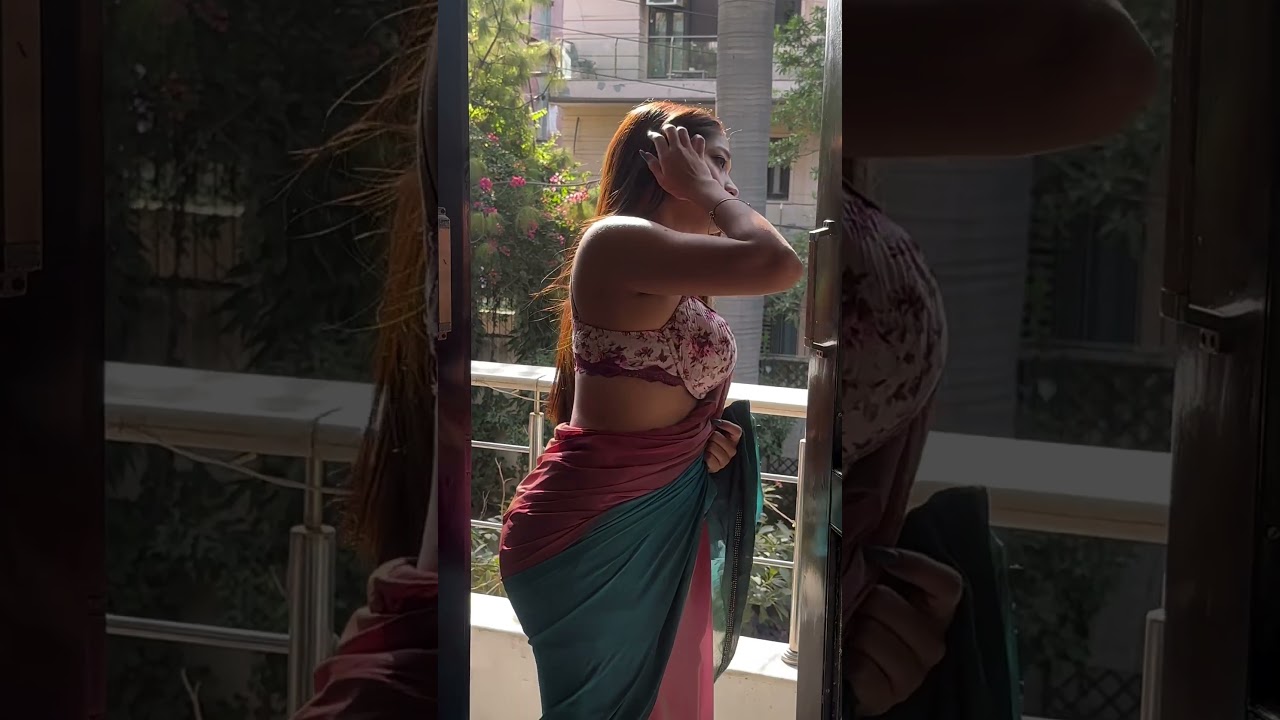 desi bhabhi cleavage show in saree blouse
