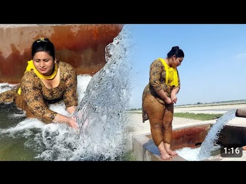Desi hot aunty bathing in tube well / AJ village ke tube well me nahane ka maza a gya