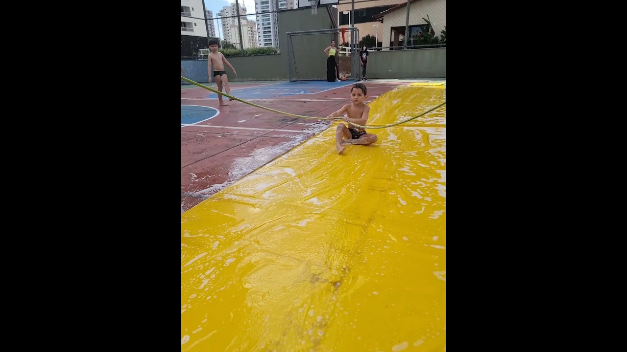 Deslizando na Diversão: Daniboy na Pista de Sabão