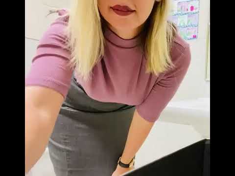 Despiden a secretaría caliente por quitarse la ropa y grabarse