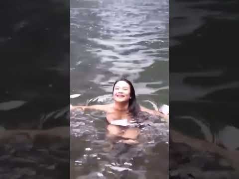 Desti Anggriany mandi disungai