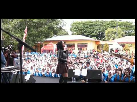 Detik detik Marion jola buka jaket saat konser !!!