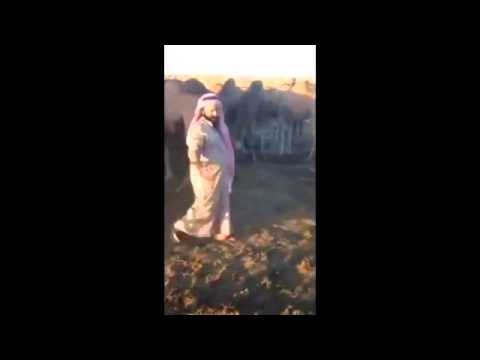 Deve Çişiyle Yüzünü Yıkayan Adam