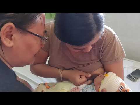 dewi caput ibu muda  belajar menyusui bayinya baru lahir 2021