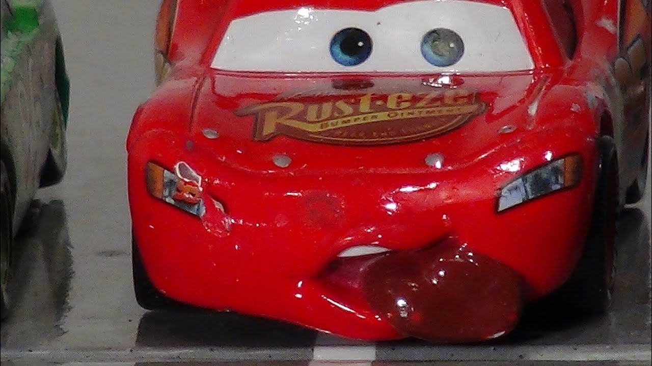 Disney Pixar Cars , 100 and 2 Ways to Crash Chapter 1 with Screaming Banshee and Lightning McQueen