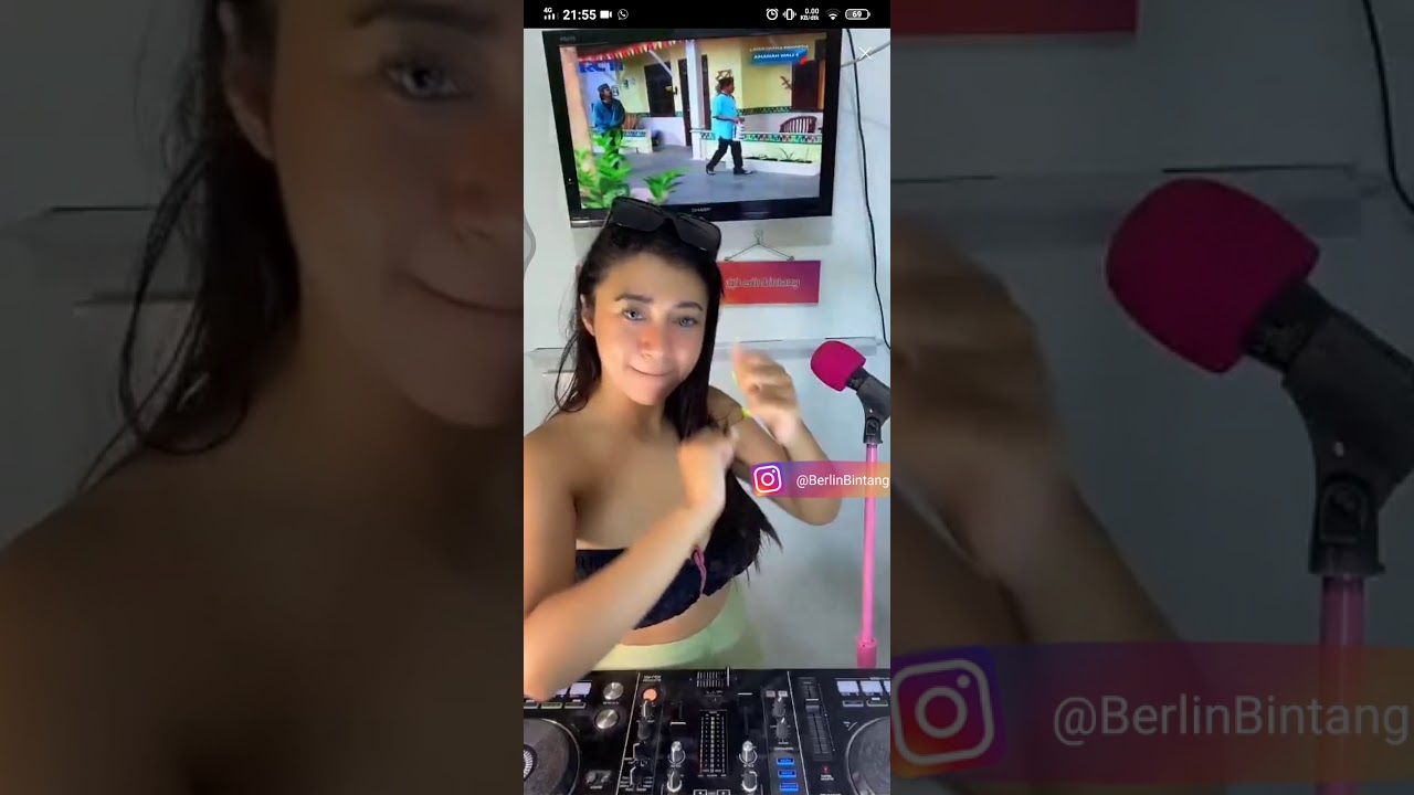 DJ Berlin pake bh aja..belahannya Sampek kelihatan