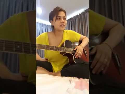 DJ katty butterfly maen gitar