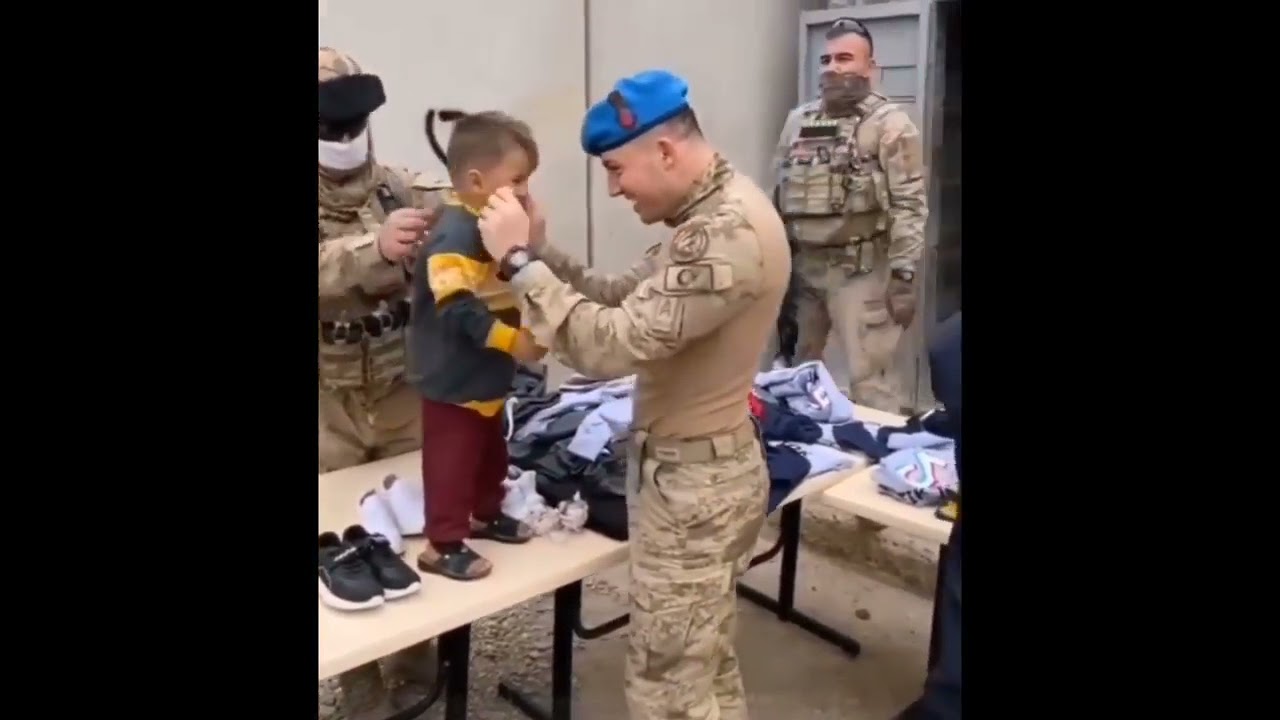 Dünya’nın en merhametli askerlerinden oluşan Türk Ordusu, Suriye’de çocuklara bayramlık dağıttı.