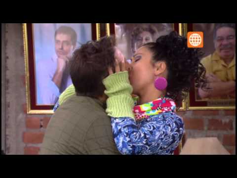 Doña Nelly sorprende a Tere y Tito besándose apasionadamente
