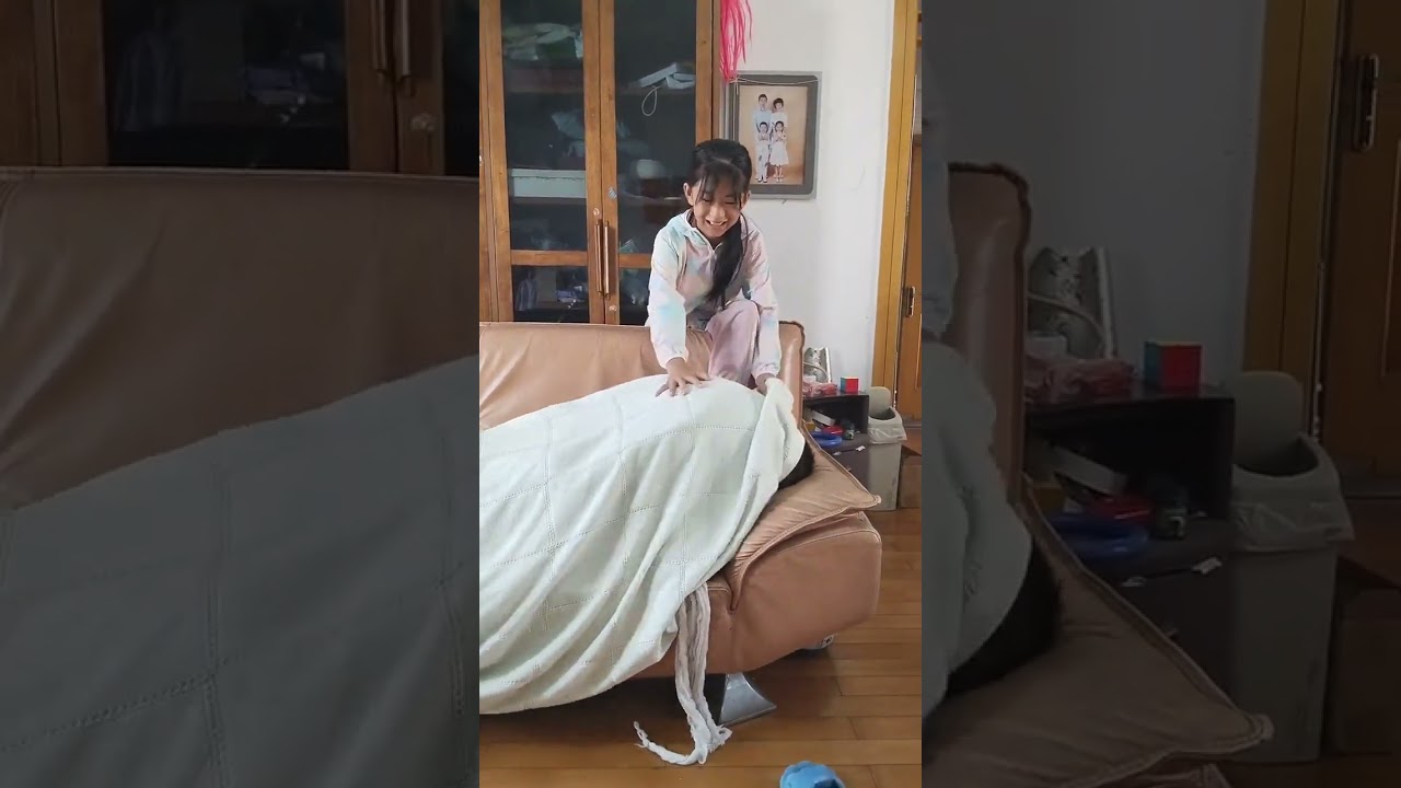 Does my sister's feet smell good? Funny daily life of a brother and sister