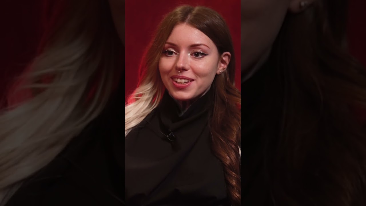 DOMINATRICE : ELLE FAIT PORTER UNE CAGE DE CHASTETÉ À SES CLIENTS