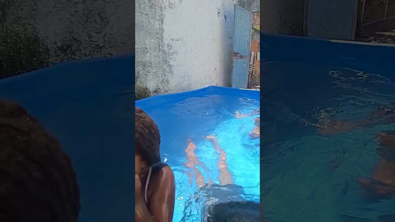 Domingo de sol, ☀️ minha irmã e eu tomando banho de piscina. 🙂