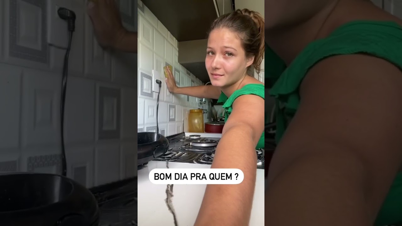 DONA DE CASA ACORDANDO