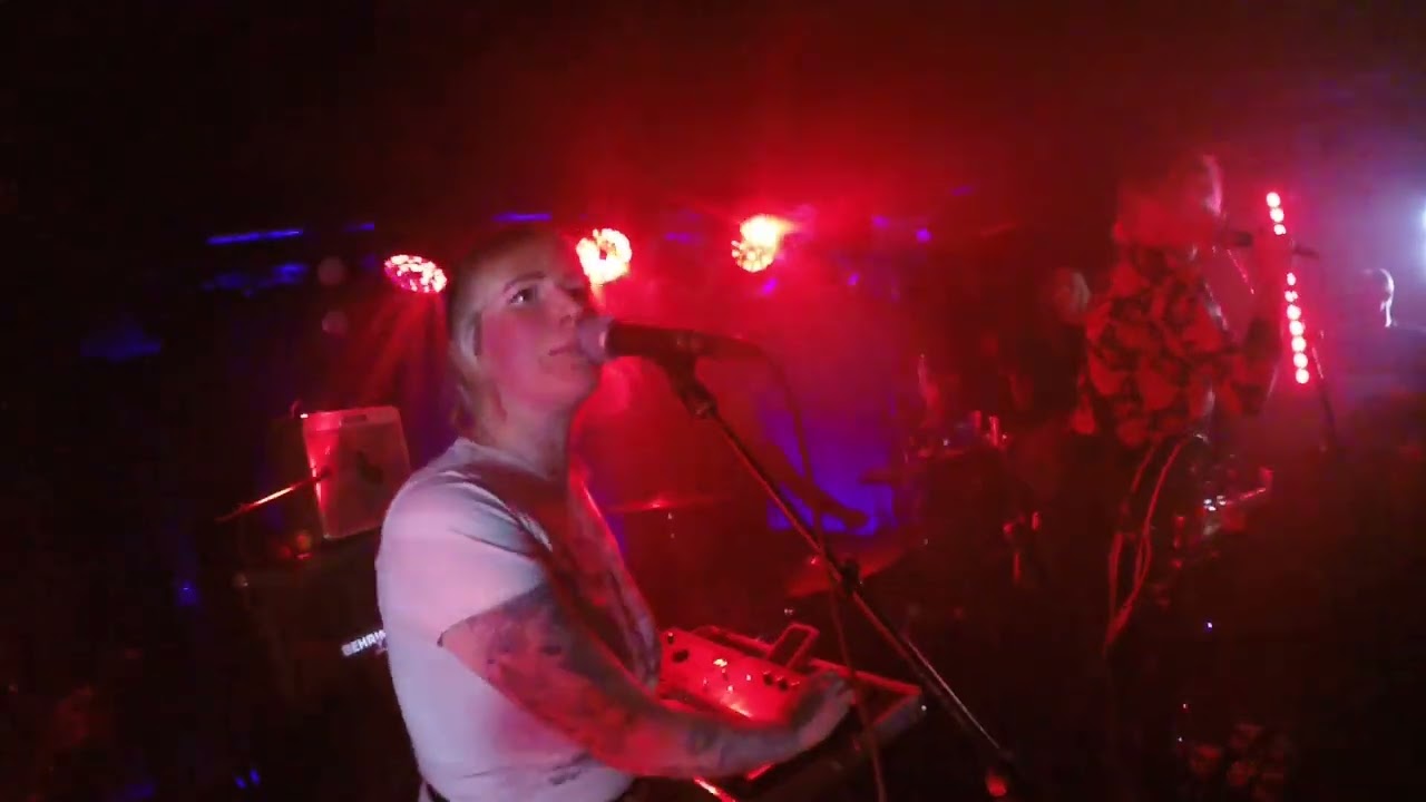Dragsvik - Sappaannuolija (Bootlicker) live at the Lepakkomies