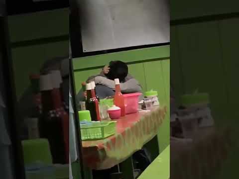 Dua Sejoli Ini Asik Bercumbu di Warung Mie Ayam