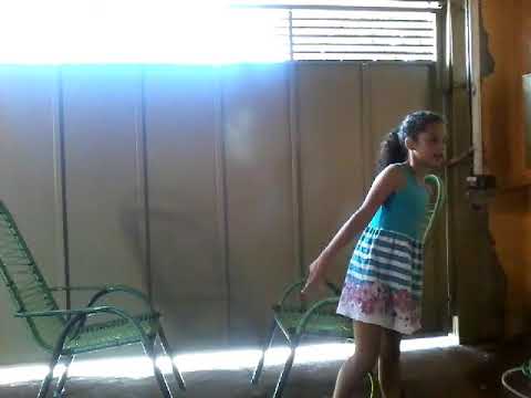 Duda e sua amiga Kemily dancando