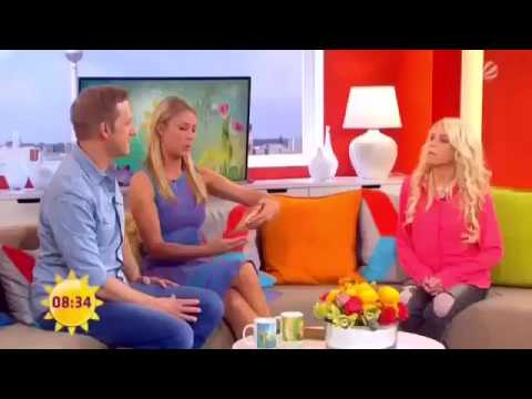 Dumme Frau beim Frühstücks Fernsehen