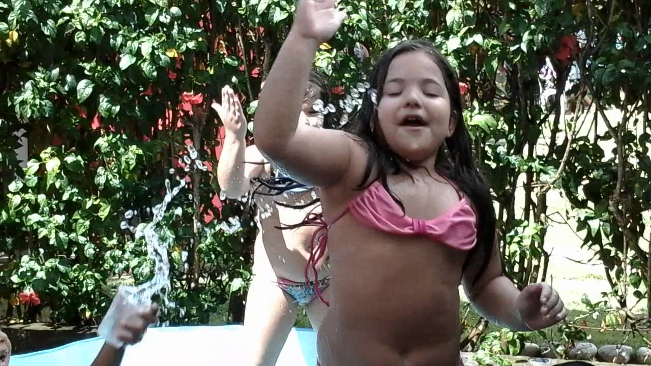 Durante dançando na piscina