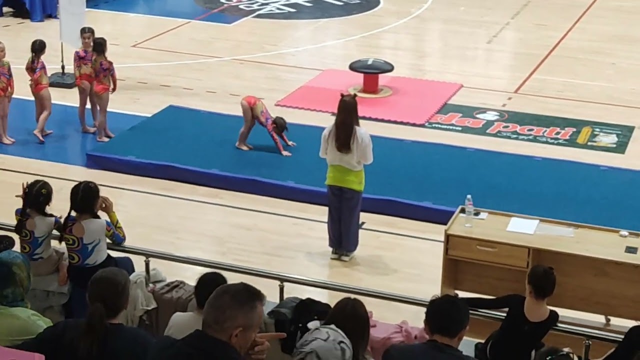 Duru Sare Uysal cimlastik gösterisi