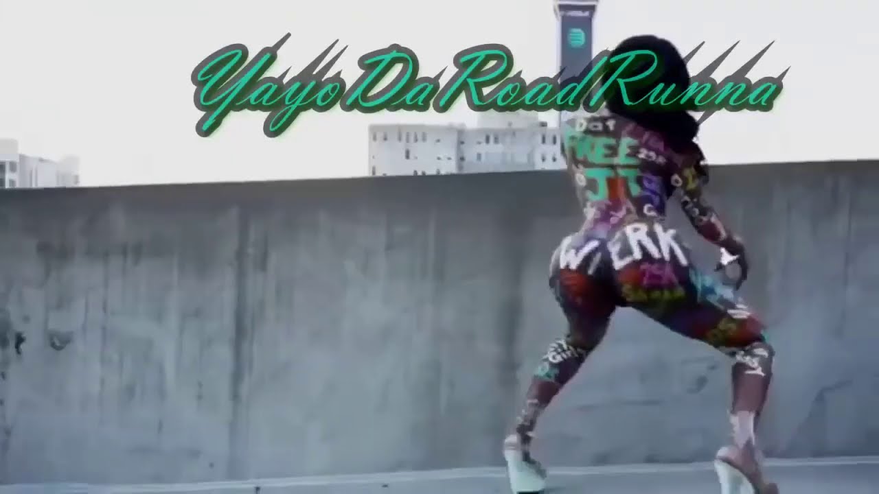 Dövmeli esmer hatun süper kalça dansı twerk yapıyor sıcak dans eden zenci hatun