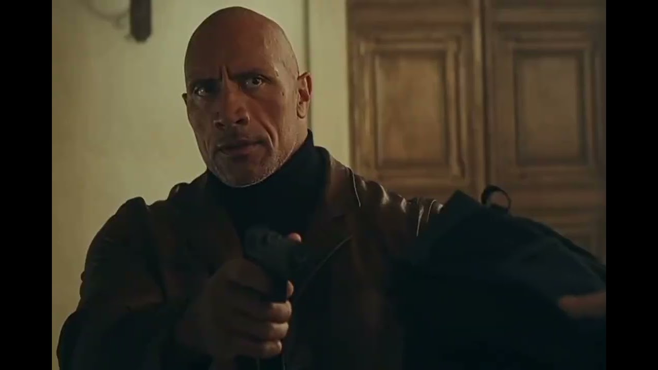 Dwayne Johnsonal GadotRyan Reynolds red notice movie scene