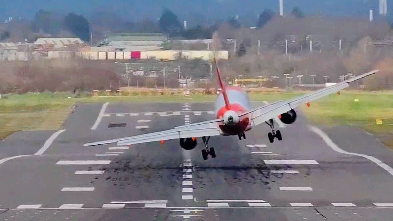 EASYJET A319 😱MEGA Wing Dip on Landing