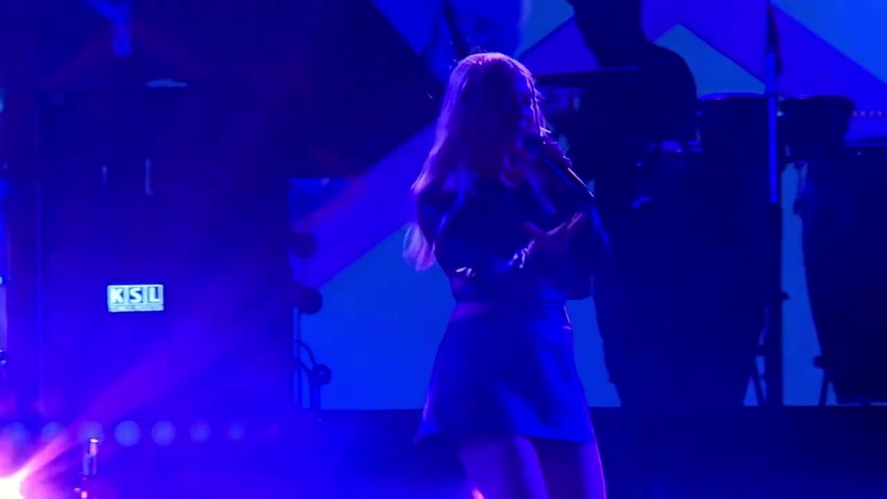 Ece Seçkin - Sen Hala Ordasın | Canlı Performans | 23 Nisan 2022 Alanya Konseri