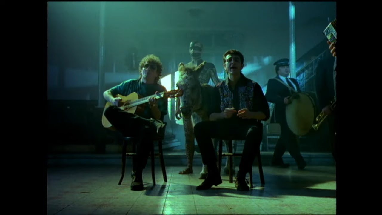 El Último de la Fila - Como un burro amarrado en la puerta del baile (Videoclip Oficial)