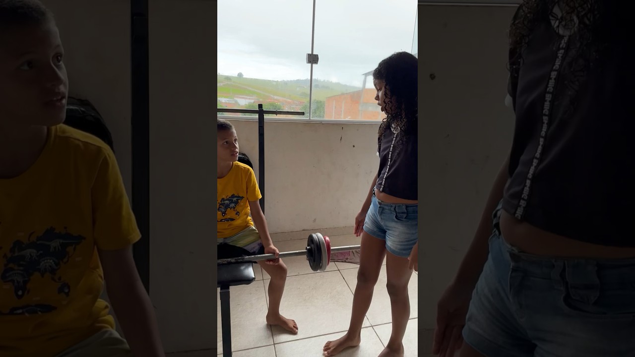 Ela só namora menino forte