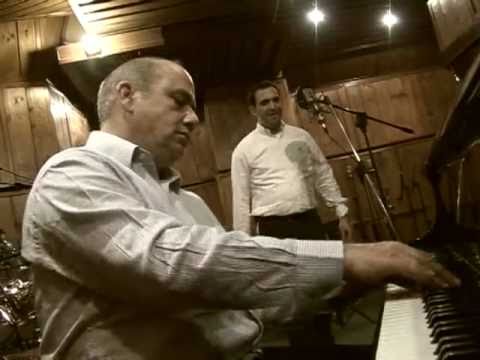 Eli Laufer sings New Hasidic Song