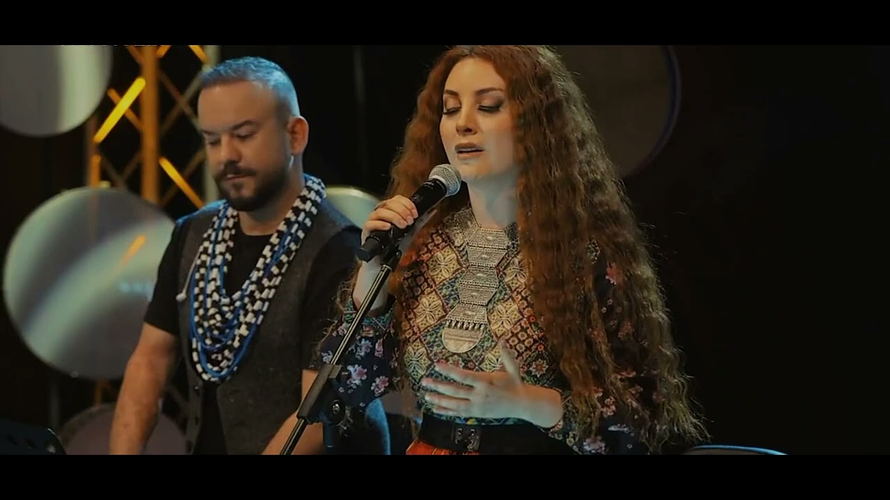 Elif Avcı - İki Dağın Arasında Kalmışam