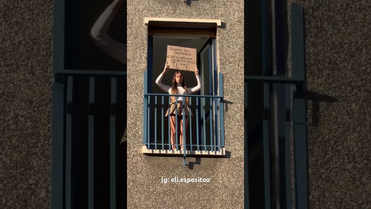 Elisa Esposito attira l’attenzione con un cartello fuori casa sua