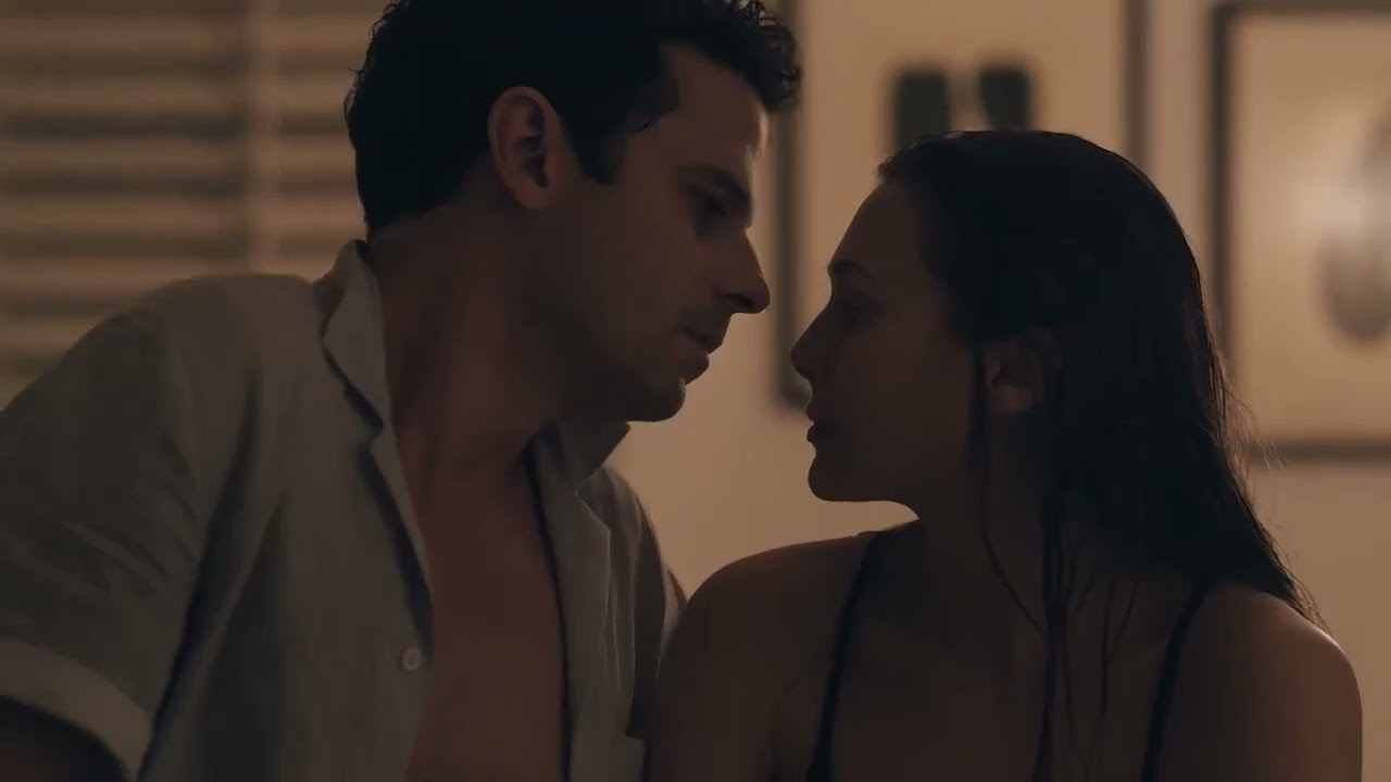 Elizabeth Olsen Kissing Scene | Sorry For Your Loss